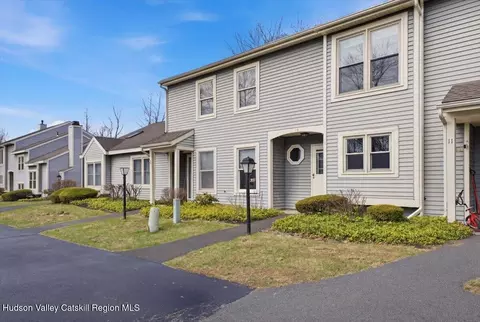 10 Minuteman Ct, Clifton Park, NY 12065