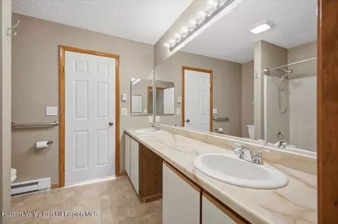Bath - 10 Minuteman Ct, Clifton Park, NY 12065 photo 3 of 4