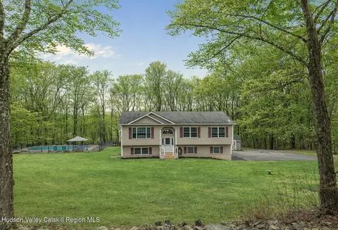 69 Ridge Rd, Wallkill, NY 12589
