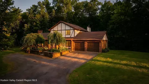 5 Maverick Ter, Woodstock, NY 12498