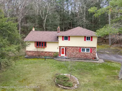 39 Whitney Dr, Woodstock, NY 12498