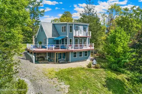 56 Manhattoes Dr, Athens, NY 12015