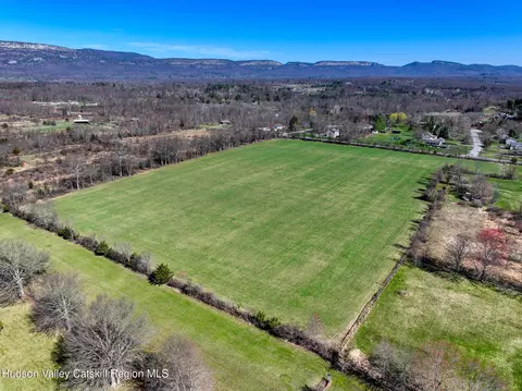 5 Stokes Ln, Gardiner, NY 12525