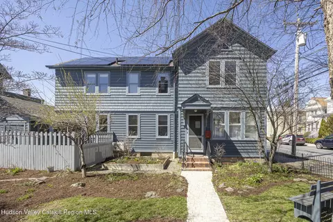 33 S 5th St, Hudson, NY 12534