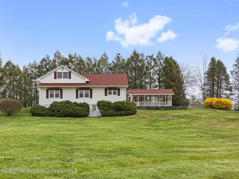 5 Shari Dr, Marlboro, NY 12542