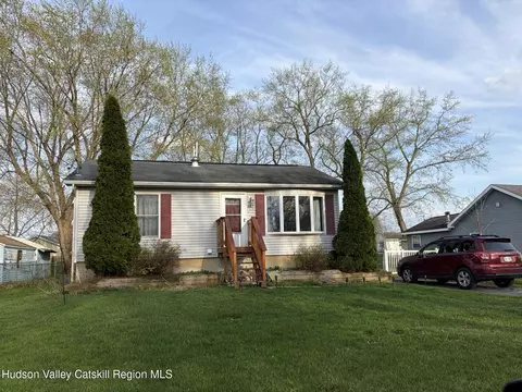 113 Kings Rd, Coxsackie, NY 12051