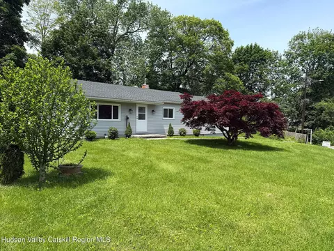 16 Trinity Pl, Rhinebeck, NY 12572