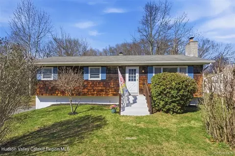 7 Woodland Cir, Hyde Park, NY 12538