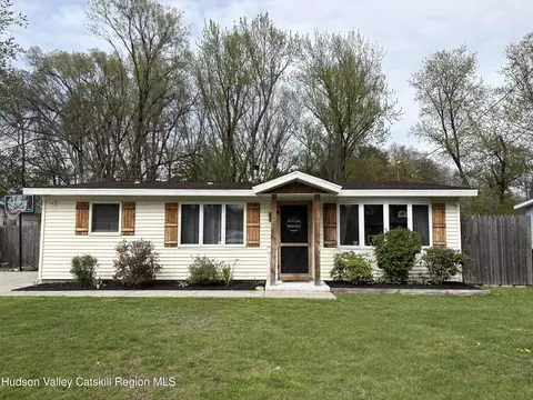 43 Country Club Dr, Mount Marion, NY 12456