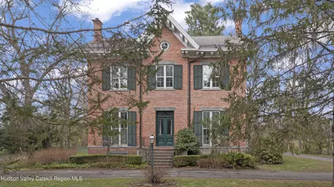 18 Broad St, Kinderhook, NY 12106