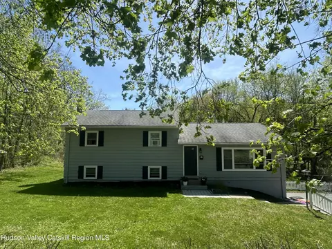 22 Caywood Rd, Poughkeepsie, NY 12603