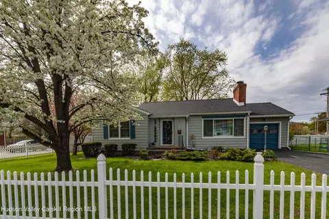 5 Simmons Dr, Saugerties, NY 12477