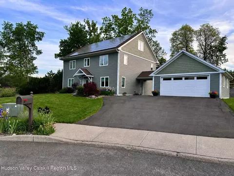 10 Taylor St, New Paltz, NY 12561