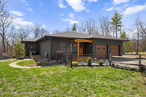 9 Chesters Pl, Woodstock, NY 12498