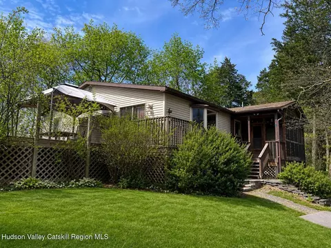 174 North Dr, Saugerties, NY 12477