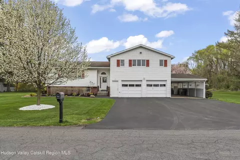 4 Pin Oak Dr, Kinderhook, NY 12106