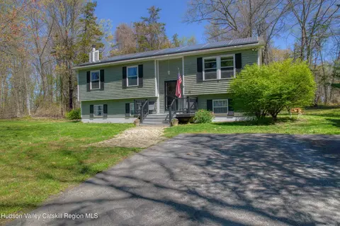 18 Mystery Ct, Athens, NY 12015