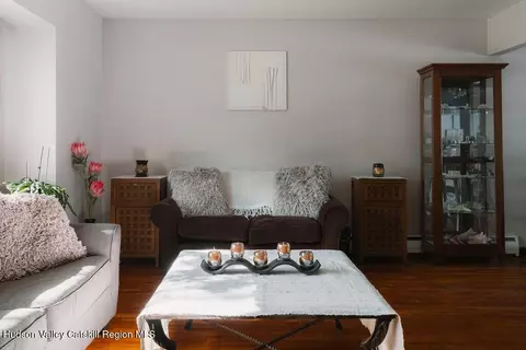 10 Cambridge Dr, Red Hook, NY 12571