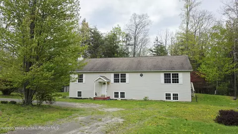 10 Lena Ln, Cairo, NY 12413