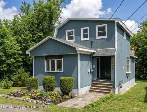 2961 Cottage Pl, Hudson, NY 12534