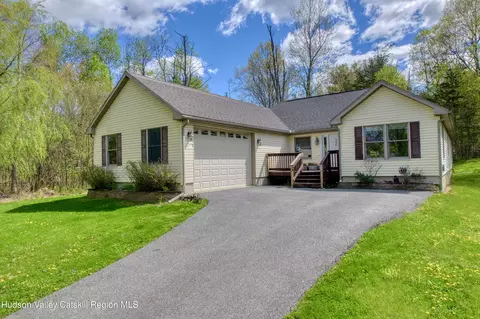 996 Sleepy Hollow Rd, Athens, NY 12015
