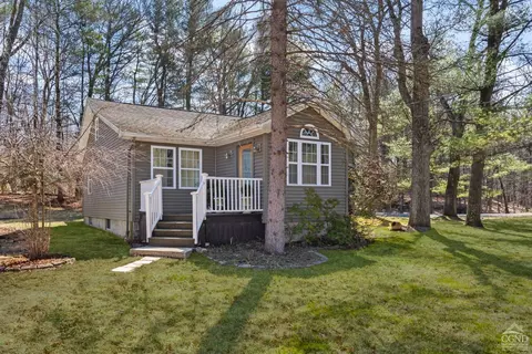 34 Cottonwood Rd, Elizaville, NY 12523