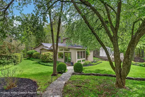 27 Old Wagon Rd, Woodstock, NY 12498