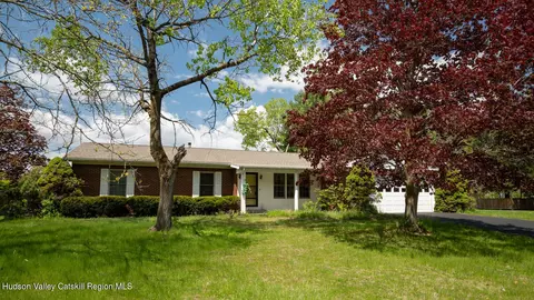 10 Cortland Dr, Kinderhook, NY 12106