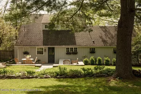 1 Johnson Ln, Millbrook, NY 12545