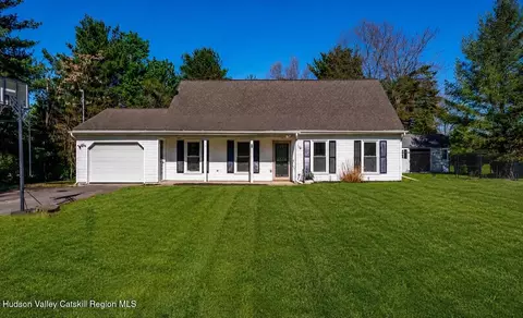 26 Sky View Ln, Valatie, NY 12184