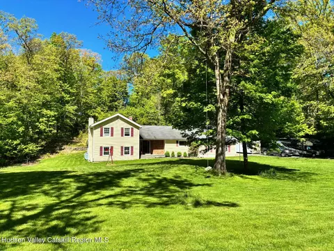 21 Straub Dr, Pleasant Valley, NY 12569