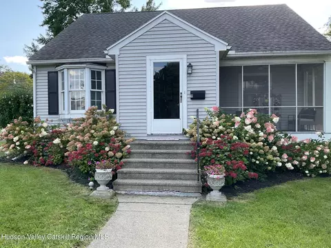 11 Greenport Pkwy, Hudson, NY 12534