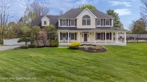 12 Ridgeview Ln, Marlboro, NY 12542