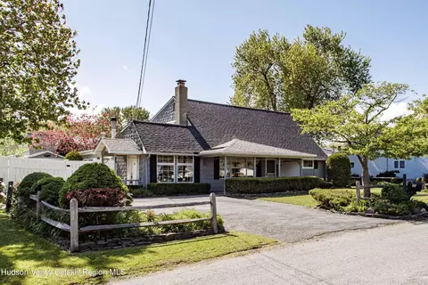 25 Meadowbrook Dr, Kingston, NY 12401