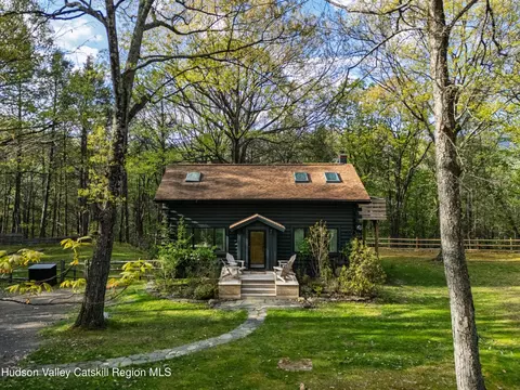 53 Blueberry Hill Rd, Bearsville, NY 12409