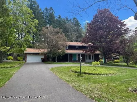 84 Climer Cir, Averill Park, NY 12018
