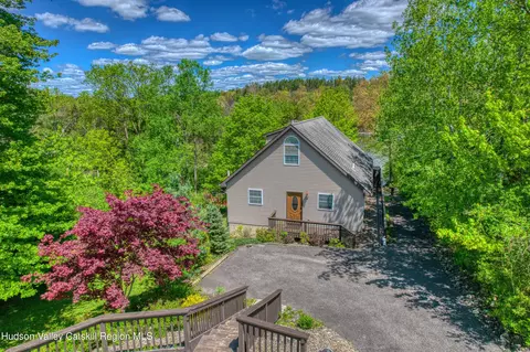 8 Rip Van Winkle Dr, Athens, NY 12015