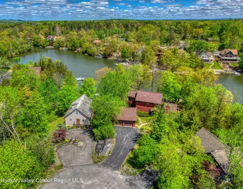 8 Rip Van Winkle Dr, Athens, NY 12015