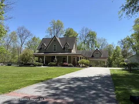 34 Sycamore Dr, Wallkill, NY 12589