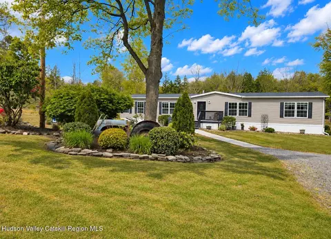 25 Doris Ln, Lake Katrine, NY 12449