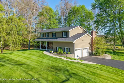 36 River Glen Rd, Wallkill, NY 12589