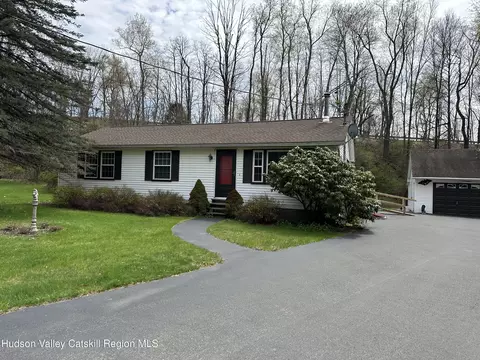 11 Kinderhook Ln, New Lebanon, NY 12125