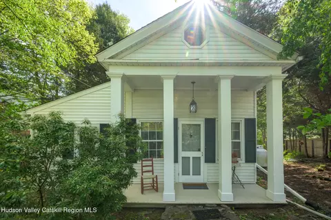 25 Lovers Ln, Valatie, NY 12184