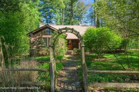 34 Queechy Shore Beach Rd, East Chatham, NY 12060