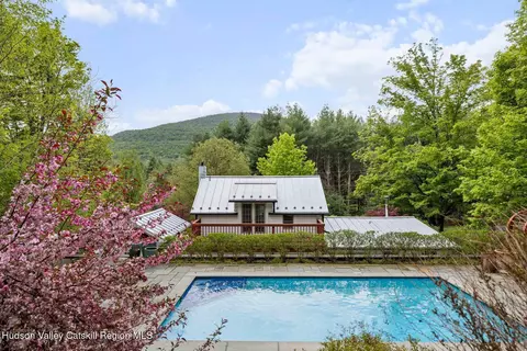 4266 Ny-212, Lake Hill, NY 12448