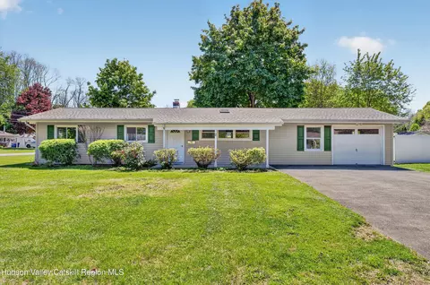 2 Princeton St, Red Hook, NY 12571