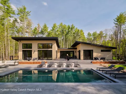 2 Stonecreek Rd, Woodstock, NY 12498