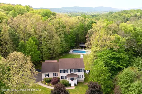 3 Hickory Hill Ln, Cottekill, NY 12419