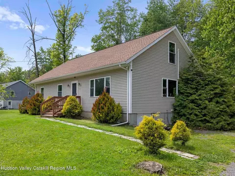 21 Pine St, West Hurley, NY 12491