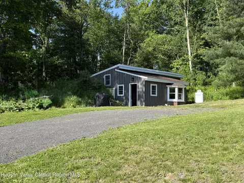 884 Camby Rd, Millbrook, NY 12545
